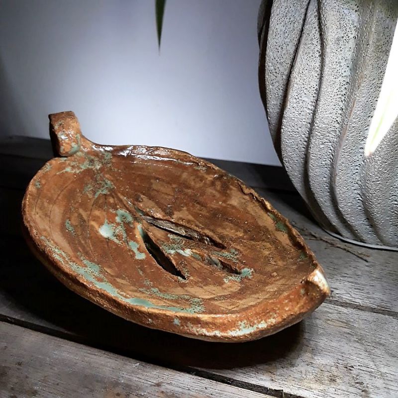 Ręcznie wykonana ceramiczna mydelniczka w kształcie liścia.